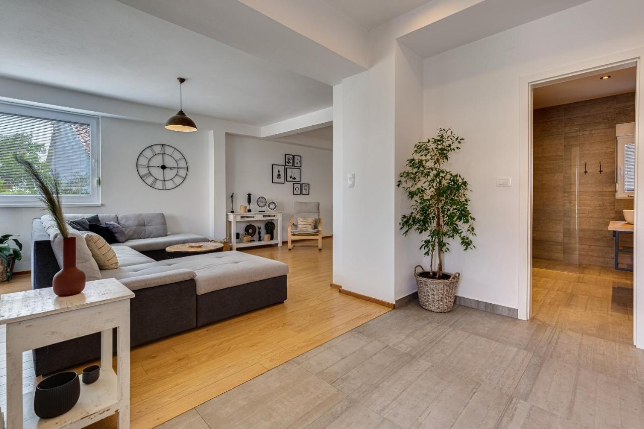 Apartments Juraj Petrcane Exterior photo